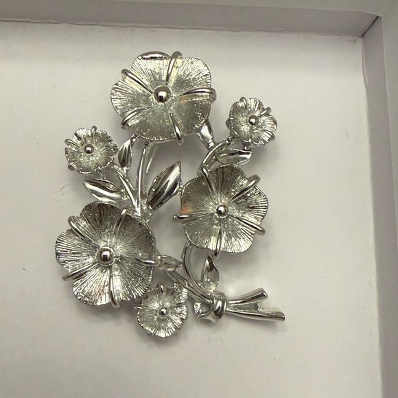 Lisner Jewelry Jewelry - EUC Vintage Lisner silver-tone pansy flower Gorgeous brooch